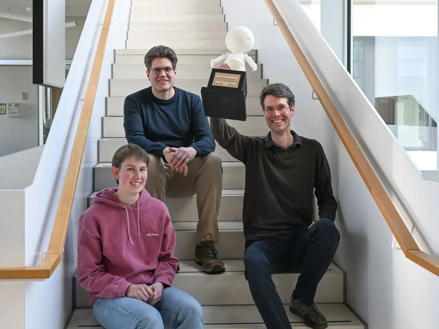 Die drei Preisträger, stellvertretend für ihre Teams: Katrin Drysch vom Mulliken Center for Theoretical Chemistry, Prof. Dr. Michael Hölzel (Institut für Experimentelle Onkologie), Prof. Dr. Jürgen Gall (Institute of Computer Science) mit dem Marvin-Pokal.
